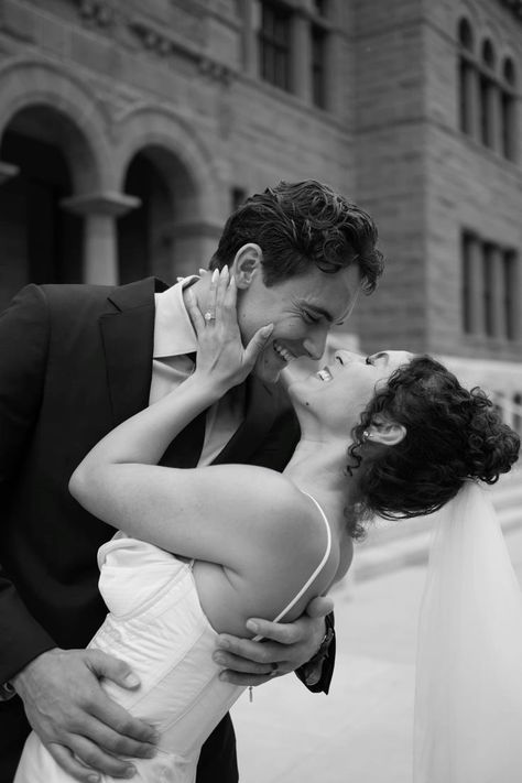 Wedding Pic Poses Couple Photos, Just Married Pictures Ideas, Just Married Pictures, Wedding Photography Courthouse, Tampa Courthouse Wedding, Just Married Photos Ideas, Courthouse Wedding Photo Ideas, Court Marriage Photography, Courthouse Wedding Photography