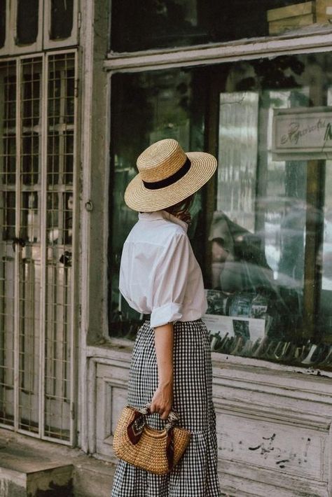 A white cotton long sleeved top is a MUST in your wardrobe. I haven't found one exactly right for AV yet, but once I do... I'll want to live in it, and hopefully you do too.  Anyhow, a white shirt paired black and white gingham is a CLASSIC and timeless feminine style outfit pairing. Add a classic boater straw hat (ser Mini Bag Outfit, Straw Hats Outfit, Oversized White Shirt, Hat Outfit, Outfit Trends, Stylish Hats, Outfits With Hats, Feminine Outfit, Look Casual