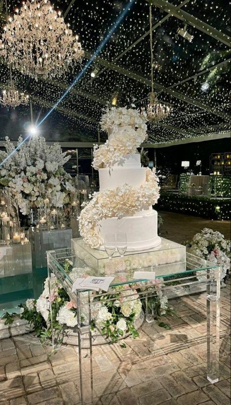 Extravagant Wedding Cakes, Prom Elegant, Dream Wedding Reception, Gowns Elegant, Dream Wedding Decorations, Dream Wedding Cake, Extravagant Wedding, Arab Wedding, Dream Wedding Venues