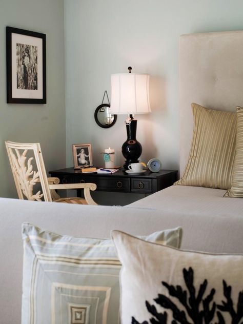 This neutral bedroom uses a small desk instead of a nightstand to maximize useful space. Cottage Style Bedrooms, Traditional Bedrooms, Contemporary Bedrooms, Bedside Desk, Transitional Bedroom, Bedroom Desk, Eclectic Bedroom, Bedroom Photos, Eclectic Living Room