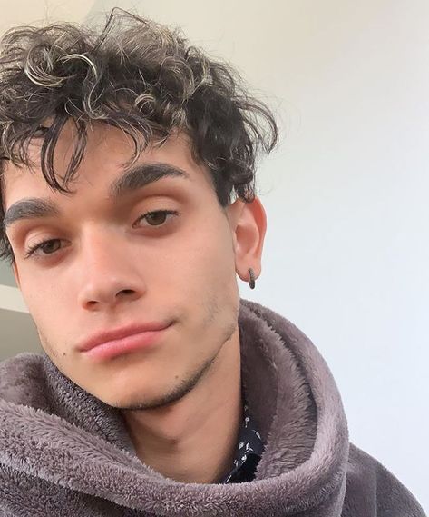 Cute cute 😍 @marcusdobre @marcusdobre @lucas_dobre @lucas_dobre @ivanitalomeli @ivanitalomeli @lucas_dobre @marcusdobre @ivanitalomeli… Dobre Twins, Lucas Dobre, Marcus Dobre, Ear Piercings, Piercings, Twins, Dreadlocks, Hair Styles, Hair