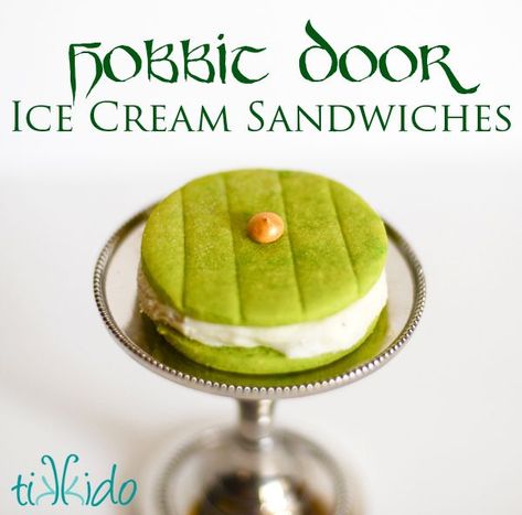 tutorial and recipe for making hobbit door ice cream sandwiches Hobbit Dinner, Fandom Recipes, Lotr Birthday, Hobbit Cake, Hobbit Birthday, Dnd Food, Lotr Party, Hobbit Food, Sandwich Shapes