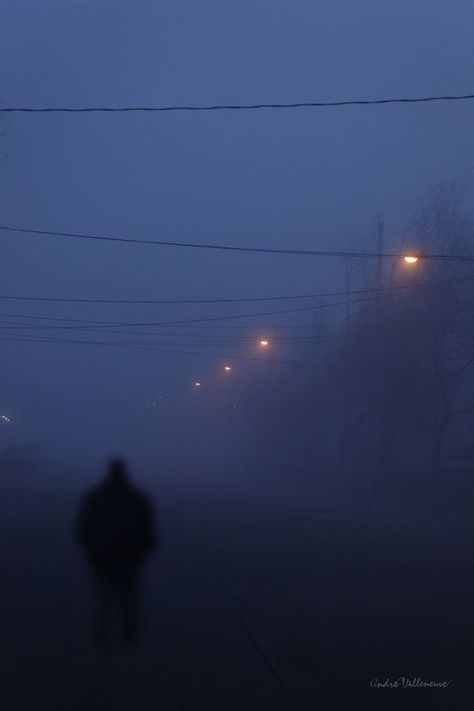 Relaxing Photos, Fog Photography, Lonely Man, Fog Blue, Night Pictures, Blue Night, Foggy Morning, Gloomy Day, Rainy Night