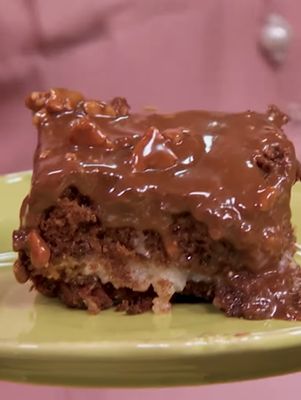 Chocolate Volcano Cake Chocolate Volcano Cake, Chocolate Explosion Cake, Chocolate Volcano, Explosion Cake, Volcano Cake, German Chocolate Cake Recipe, Fried Apple, German Chocolate Cake Mix, Apple Fritter