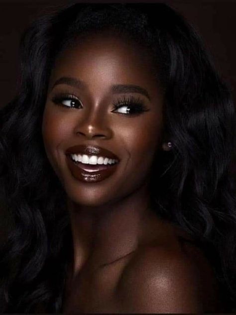 Makeup Ideas Natural Brown, Mekap Mata, Brown Skin Makeup, Smink Inspiration, Dark Skin Beauty, Black Women Makeup, Coron, Long Black Hair, Dark Skin Makeup