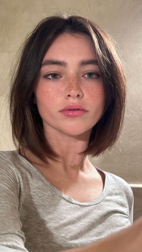 Gio Scotti, Bob Haircut Styles, Sleek Short Hair, Women With Freckles, Bob Haircut For Round Face, Twist Box Braids, Side Swept Curls, Bob Hair Color, Best Hair Dye