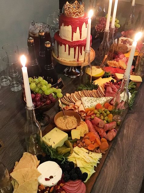 The perfect charcuterie board guaranteed to wow all your friends. Game Of Thrones Bar, Game Of Thrones Food, Viking Birthday, Game Of Thrones Birthday, Vikings Halloween, Dnd Party, Hobbit Party, Viking Party, Game Of Thrones Theme