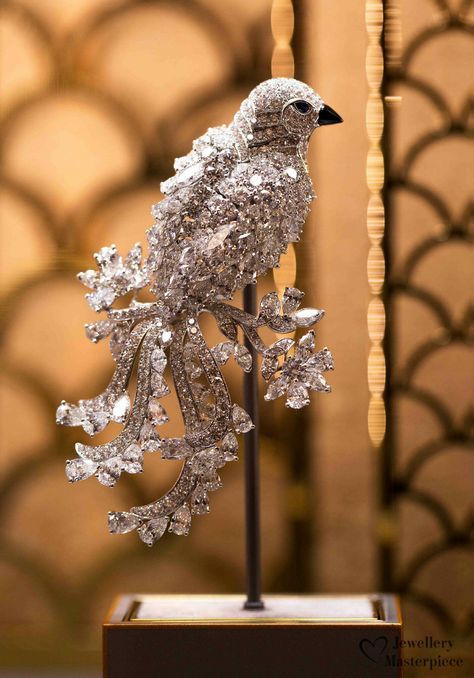 "A Lonely Bird On The Branch” produces an indelible impression with its unique technique of stones setting. Take a flight with GRAFF DIAMONDS precious BIRD BROOCH, an exquisite design featuring 40.24 carats of the finest Diamonds, 0.39 carats of Onyx for the beak and 0.10 carats of Sapphires for the eyes. Graff Diamonds, Diamond Jewel, Unusual Jewelry, Diamond Brooch, Bird Brooch, Bird Jewelry, Fancy Diamonds, Fabulous Jewelry, Animal Jewelry