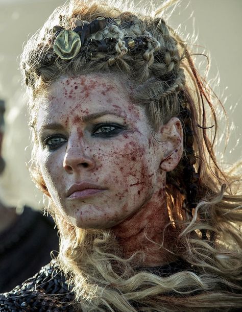 The Birka female warrior, whose teeth identify her as being at least 30, also appeared to be of high status. Her skeleton shows no obvious trauma indicative of battle wounds, but archaeologists of Viking graves say there are often none found on male warrior skeletons. Katheryn Winnick Vikings, Vikings Season 5, Viking Berserker, Lagertha Hair, Viking People, Vikings Lagertha, Visenya Targaryen, Viking Warrior Woman, Vikings Valhalla