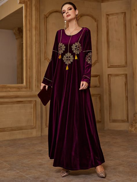 Shaadi Dresses, Arabic Embroidery, Velvet Pakistani Dress, Plum Colored Dresses, Monday Outfit, Purple Velvet Dress, Colour Combinations Fashion, Velvet Dress Designs, Fancy Suit