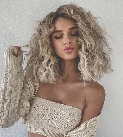 Curly Athletic Hairstyles, Best Curly Haircuts, Hacks Beauty, Wavy Haircuts, Blonde Lace Front Wigs, Athletic Hairstyles, Instagram Giveaway, Wavy Curly Hair, Makeup Hacks