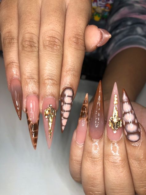 Brown Croc Nails Acrylic, Long Brown Almond Nails, Fall Nail Stiletto, Honey Brown Nails Acrylic, Fall Stiletto Nails Design Brown, Brown Stilleto Nails Long, Gold Crocodile Nails, Long Stilleto Nails Design Fall, Brown Stilleto Nails Design