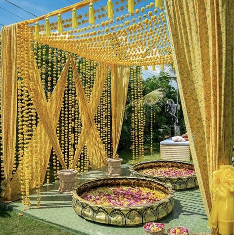 Today we have got amazing haldi decor ideas for upcoming weddings. With various themes and designs, we have got something for everyone #shaadisaga #indianwedding #haldidecor #haldidecoration #haldidecorationideas #haldidecorationideasathome #haldidecorationideasbackdrop #haldidecorationideasathomediy #haldidecorationathomesimplediy #haldidecorationideasbackdrops #haldidecorationoutdoor Haldi Decoration Ideas At Home, Haldi Function Decoration, Haldi Decoration Ideas, Haldi Ceremony Decorations, Haldi Decoration, Mehendi Decor Ideas, Haldi Decor, Wedding Setup, Wedding Decor Photos