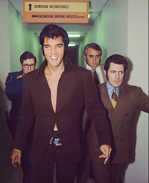 Elvis at the Internationale Hotel in Las Vegas, July 28, 1969, with Charlie Hodge (brown suit), Lamar Fike (behind Hodge) & security. (Hodge & Fike were part of the 'Memphis Mafia' around Elvis. Memphis Mafia, Vogue Photography, Celebrity Prints, Brown Suit, Elvis Presley Pictures, Elvis And Priscilla, King Of Music, Elvis Presley Photos, Brown Suits