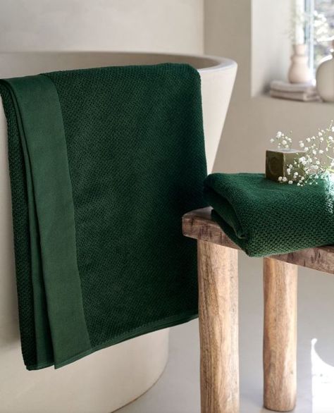 Best H&M home bathroom items Dark Green Bath Towels, Green Towels Bathroom, Dark Green Towels, Green Bath Towels, Portable Bathroom, Spring Interiors, Ikea Sofa, Wooden Basket, Cotton Bath Mats