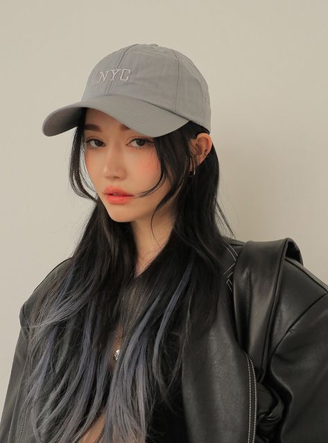 Cap Hairstyles Aesthetic, Hairstyles With Hats Ball Caps, Winter Inspo Outfits, Ball Cap Outfit, Aesthetics Photos, Cap Hairstyles, Girls Wearing Hats, Tomboy Femme, Park Sora