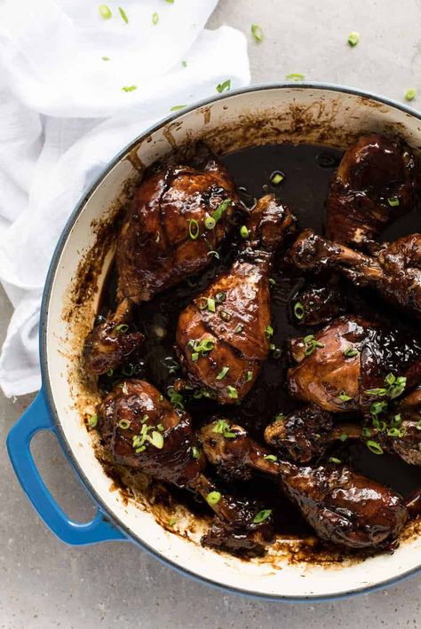 Sticky Balsamic Chicken Drumsticks - Made on the stove, and all you need is chicken, balsamic, soy sauce, sugar and garlic. The glaze is incredible! Chicken Balsamic, Simple Ingredient Recipes, Balsamic Vinegar Chicken, Chicken Garlic, Top Chicken Recipes, Recipetin Eats, Recipe Tin, 5 Ingredient Recipes, Balsamic Chicken