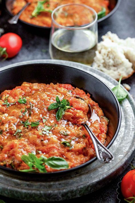 Pappa al Pomodoro Italian Tomato Bread Soup is a simple and utterly delicious soup thickened with bread and seasoned with basil and olive oil. It is a great warming meal to enjoy for lunch or dinner. Italian Tomato Soup, Tomato Bread Soup, Bread Soup, Tomato Bread, Quick Weeknight Dinners, Weeknight Dinner Recipe, Favorite Comfort Food, Vegetable Seasoning, Healthy Side Dishes