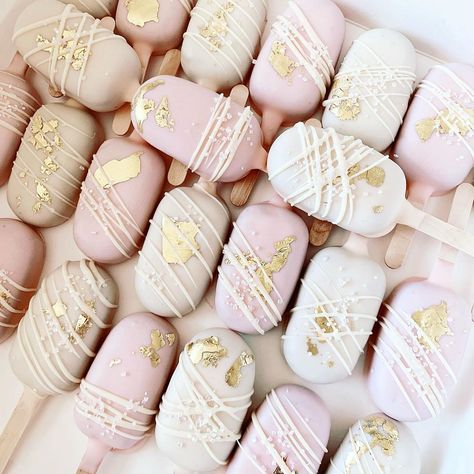 Pink Cakesicles, Fancy Cake Pops, Chocolate Bonbons Recipe, Gourmet Candy Apples, Cake Popsicles, Chocolate Covered Strawberries Bouquet, Cake Pop Decorating, Shower Desserts, Chocolate Covered Treats