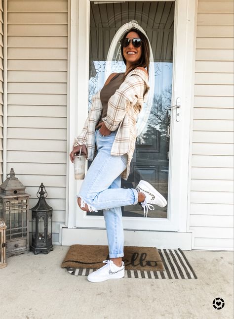 Winter Ripped Jeans Outfit, Light Colored Jeans Outfit Winter, Ripped Jean Jacket Outfit, Light Ripped Jeans Outfit, Light Wash Ripped Jeans Outfit, Light Color Jeans Outfit, Light Wash Jeans Outfit Spring, Casual Ripped Jeans Outfit, Light Blue Jeans Outfit Women