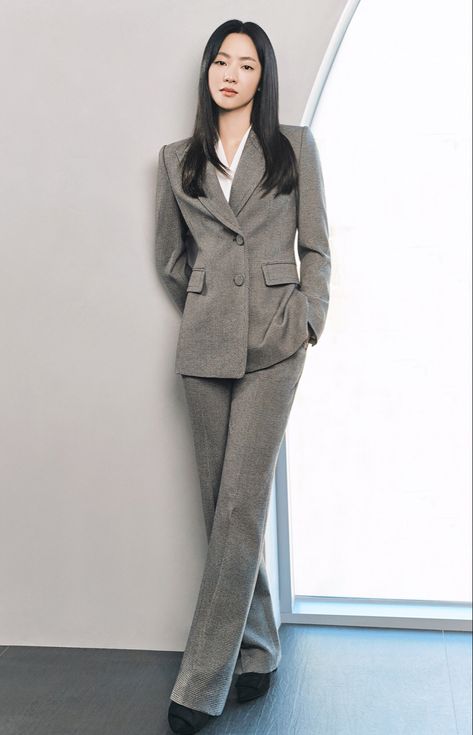 Suits For Women Professional, Professional Office Outfit, Jeon Yeobeen, Office Wear For Women, Stylish Office Wear, 90s Street Style, Smart Casual Women Outfits, Business Dress Women, Sophisticated Office