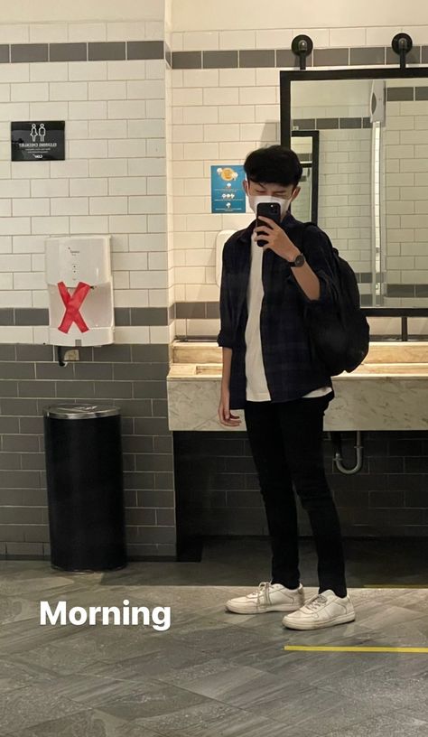 Outfit Cowo, Soft Boy Outfits, Outfits For Teenage Guys, Korean Street Fashion Men, Kpop Fashion Men, Boy Styles, Mens Photoshoot Poses, Black Men Fashion Swag