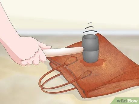 4 manières de assouplir du cuir - wikiHow How To Soften Leather, Art Du Cuir, How To Make Leather, Long Car Rides, New Accessories, Shoe Repair, Leather Conditioner, Shoe Care, Leather Purse