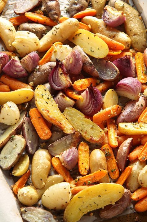 Fingerling Potatoes Recipes, Roasted Baby Carrots, Baby Carrot Recipes, Roasted Potatoes And Carrots, Roasted Fingerling Potatoes, Veggie Dinner, Fingerling Potatoes, Carrots And Potatoes, Carrot Recipes