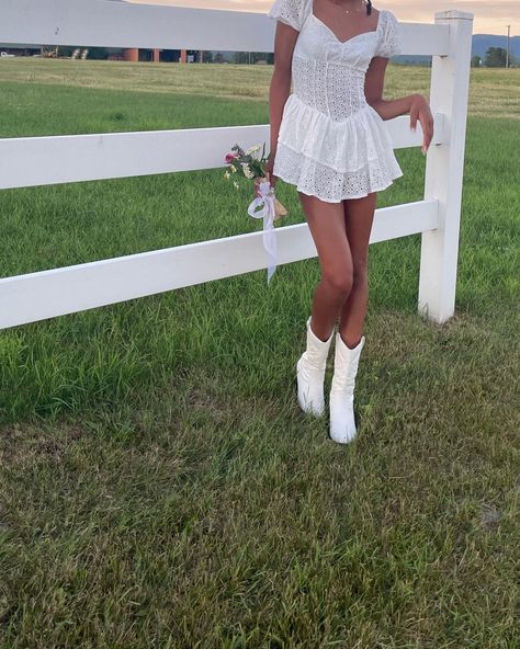 Farmers Daughter Aesthetic Coquette, Farmers Daughter Aesthetic Outfits, Southern Belle Aesthetic Outfits, Southern Belle Style Outfits, Farmers Daughter Coquette, Southern Belle Aesthetic, Southern Belle Outfit, Country Summer Dresses, Mitski Concert