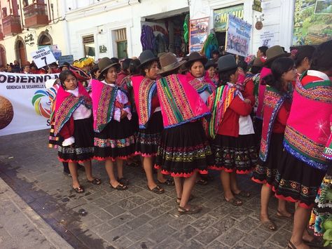 Grupo de mujeres peruanas Traditional Dresses, Peru, Hats, Dresses