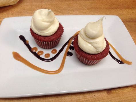 Just playing around with plating! Red velvet cupcakes! Cupcake Plating, Cupcake Plate, Cream Cheese Topping, Velvet Cupcakes, Red Velvet Cupcakes, Food Plating, Cupcakes Decoration, Red Velvet, Cream Cheese