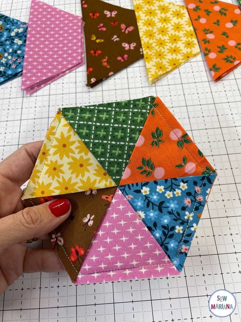 Hexagons Coasters Tutorial Quilted Cup Coasters, Charm Pack Coasters, Fall Quilted Coasters, Sewn Coasters Free Pattern, Quilted Pot Holders Patterns, How To Make Mug Rugs, Simple Quilting Projects, Coasters Design Ideas, Diy Quilted Coasters