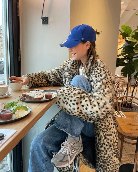 LUNA ISABELLA (@lunaisabellaa) • Instagram photos and videos Leopard Jacket Outfit, Leopard Coat Outfit, Chick Outfit, Spring Wardrobe Essentials, Sneakers New Balance, Leopard Print Sneakers, Pastel Outfit, Outfit Plan, Outfit Formulas