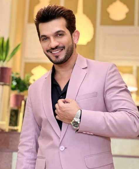 Being a TV actor is far from easy, even though our favorite television shows captivate us. This holds particularly true for Arjun Bijlani. We say this because the actor has been so effortlessly juggling between two shows and also because he revealed how he does it to us.     Well, Arjun Bijlani was in ... The post Arjun Bijlani reveals what drew him towards Pyaar Ka Pehla Adhyaya Shiv Shakti appeared first on Urban Asian. Arjun Bijlani, Shiv Shakti, Beard Styles For Men, Italian Women, Best Poses For Men, Tv Actors, Gallery Frame, Juggling