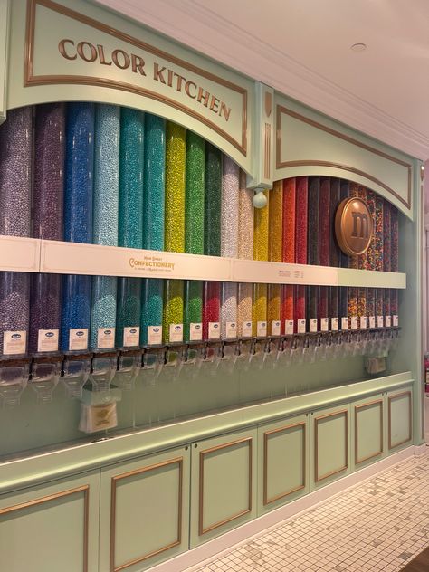 Candy Store Design, Sees Candies, Chocolate Stores, Pop Up Bar, Ritter Sport, Candy Dispenser, Stall Designs, Vintage Candy, Chocolate Shop