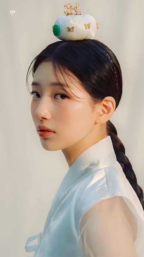 Korean Hanbok Hairstyle, Hanbok Hairstyle, Traditional Korean Hairstyle, Signature Hairstyles, Iconic Hairstyles, Effortless Waves, Korean Traditional Clothing, Traditional Hairstyle, Korean Traditional Dress