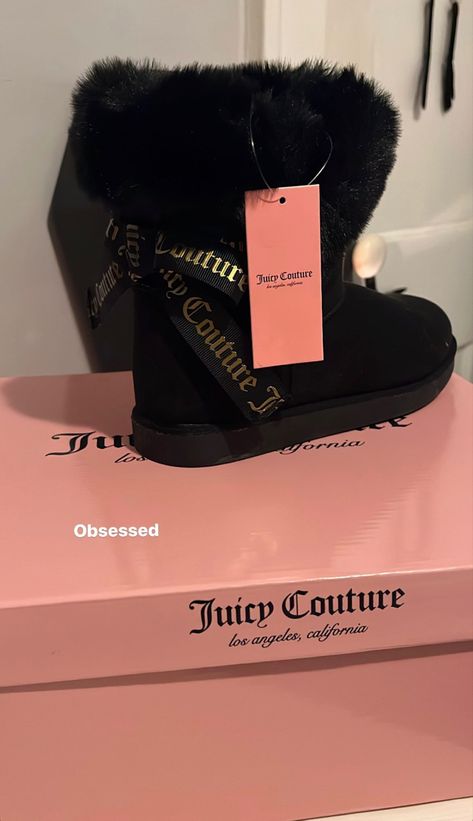 Pink Uggs With Bows, Couture Boots, Juicy Couture Clothes, Juice Couture, Juicy Couture Shoes, Pretty Shoes Sneakers, Pink Y2k, Couture Shoes, Fur Shoes