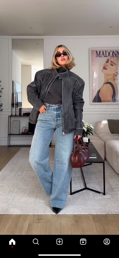 Pointed Boots Outfit, Girl Next Door Aesthetic, Black Jeans Outfit Casual, Denim Shirt Outfit Women, Jeans And Leather Jacket, Classic Chic Outfits, Outfit Ugg, Denim Shirt Outfit, Pointed Boots