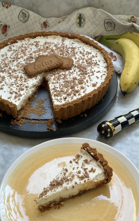 A Biscoff cookie crust, creamy caramel filling, fresh banana slices, and a layer of mascarpone cream. Biscoff Pie, Biscoff Crust, Biscoff Biscuits, Caramel Filling, Cheesecake Recipes Classic, Banana Slices, Caramel Slice, Mascarpone Cream, Creamy Caramel