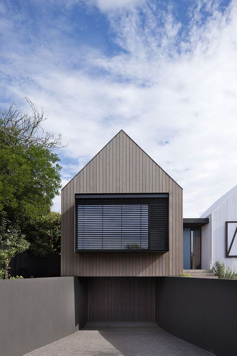 © Shannon McGrath Seaview House, Architecture Extension, Pavilion Architecture, Modern Barn House, Casa Container, Modern Barn, Hus Inspiration, House Roof, Sustainable Architecture