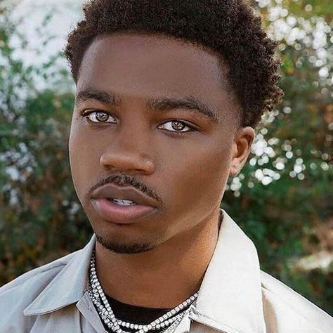 Roddy Ricch, Rapper Wallpaper Iphone, Cute Lockscreens, Black Legends, Dark Skin Boys, Dark Skin Men, Man Crush Everyday, Cute Black Guys, Cute Rappers