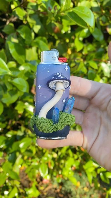 Air Dry Lighter Case, Ceramic Lighter Case, Clay Lighter Case Ideas, Lighter Holder Clay, Air Dry Clay Lighter Case, Diy Lighter Case, Polymer Clay Lighter Case, Painted Lighters, Clay Lighter Case