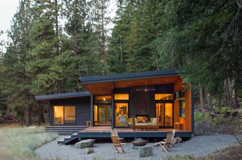 Compact woodsy cabin meets mid-century modern in Methow Valley Modern Mountain Cabin, Small Modern Cabin, Modern Cabin Design, Small Cabin Plans, Cabin Floor, Cabin Floor Plans, Cabin House Plans, Modern Tiny House, Modern Mountain