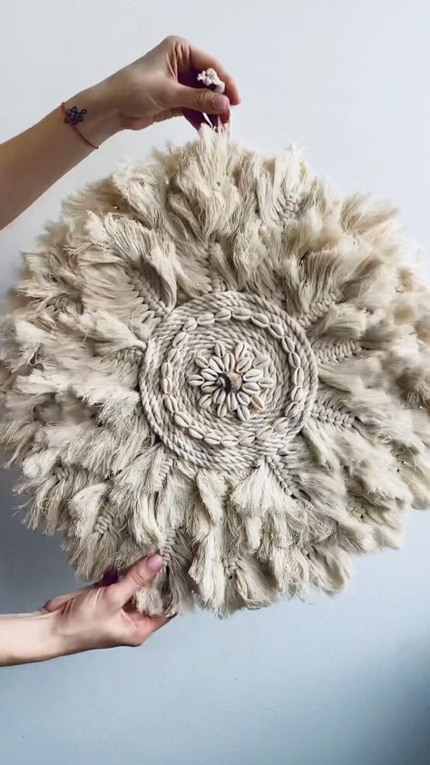 Makrame Wall Decor Diy, Boho Wall Mirror, Sasha Macramessage, Macrame With Shells, Boho Mirror Diy, Macrame Mirror Tutorial, Diy Juju Hat, Boho Mirror Decor, Feather Art Projects