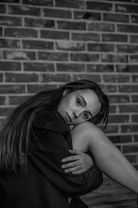 Brick Wall Headshots, Brick Wall Portraits, Brick Wall Photoshoot Ideas, Brick Wall Photoshoot, Esthetics Photos, Happiness Photoshoot, Cute Modeling Poses, Modelling Ideas, Valentine Photo Shoot