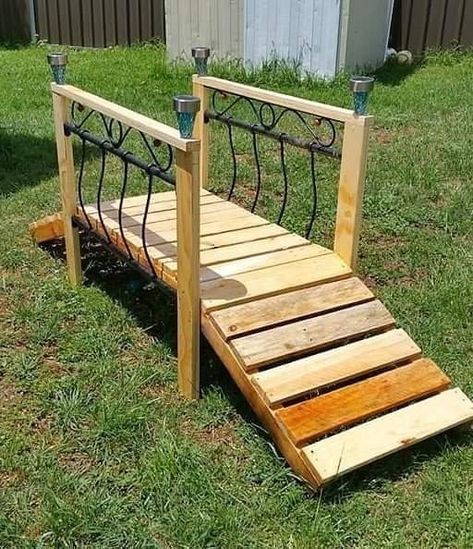 Wooden Bridge Garden, Yard Bridge, Front Yard Garden Design, Garden Decor Projects, Playground Design, Pallet Outdoor, Yard Project, Pallet Garden, Pallets Garden