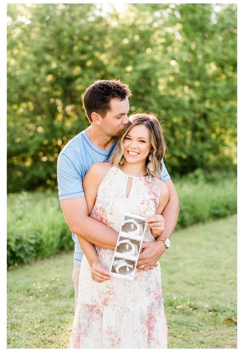 Picture With Ultrasound Photo Ideas, Couple Maternity Pictures Ultrasound, Maternity Photography Poses With Ultrasound, Holding Ultrasound Pictures, Maternity Photography Ultrasound Picture, Ultrasound Picture Ideas Announcement, Ultrasound Reveal Pictures, Photos With Ultrasound Picture, Bump Announcement Pictures