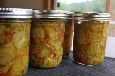 Homemade Bread And Butter Pickles Recipe, Green Tomato Bread, Green Tomato Pickles, Crunchy Pickles, Bread And Butter Pickles, Butter Pickles, Vegetarian Sausages, Pickles Recipe, Canned Fruits