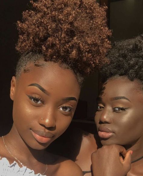 Women With Natural Hair, Dyed Natural Hair, Pelo Afro, Maputo, Dark Skin Beauty, Dark Skin Women, Natural Curls, Afro Hairstyles, Black Girls Hairstyles