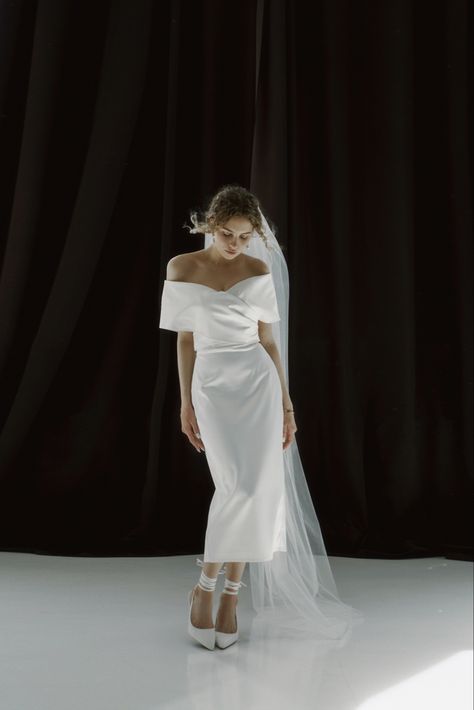 Midi wedding dress ang long veil minimalistic style Midi Veil, Civil Wedding Dress Simple Midi, Wedding Dress Midi, Style White Dress, Midi Wedding Dress, Dress Minimalist, Civil Wedding Dresses, Chapel Veil, Minimalist Wedding Dresses